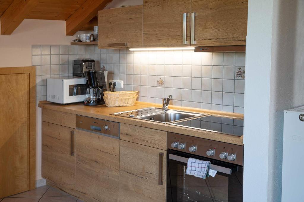 Kuchyň nebo kuchyňský kout v ubytování Berg Hotel Weingarten Garni