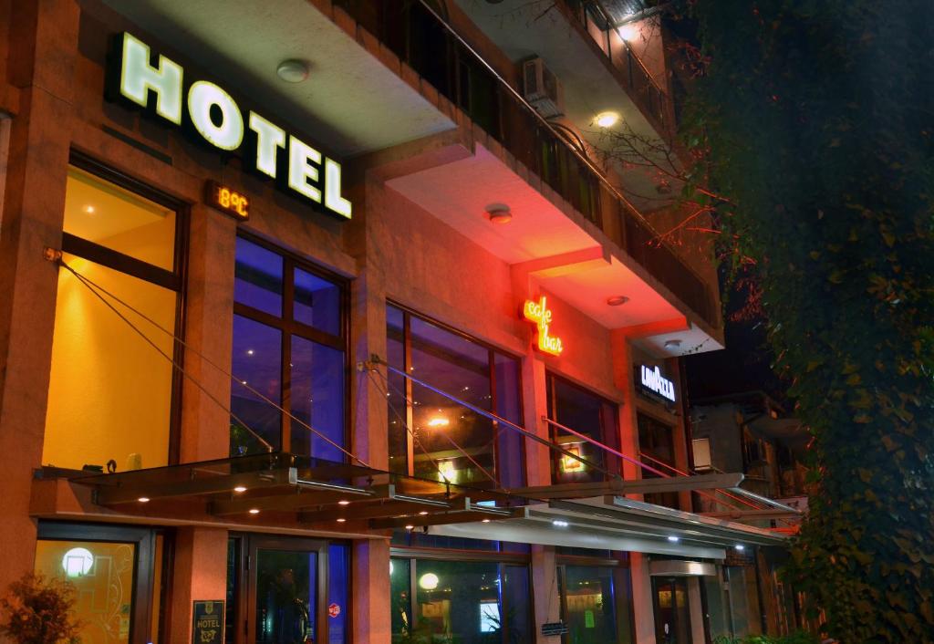 un panneau d'hôtel sur le côté d'un bâtiment dans l'établissement Hotel Berito, à Momtchilgrad