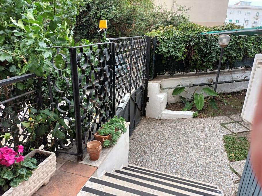 una recinzione nera con piante e fiori in vaso di La casa di Elenù a Posillipo a Napoli