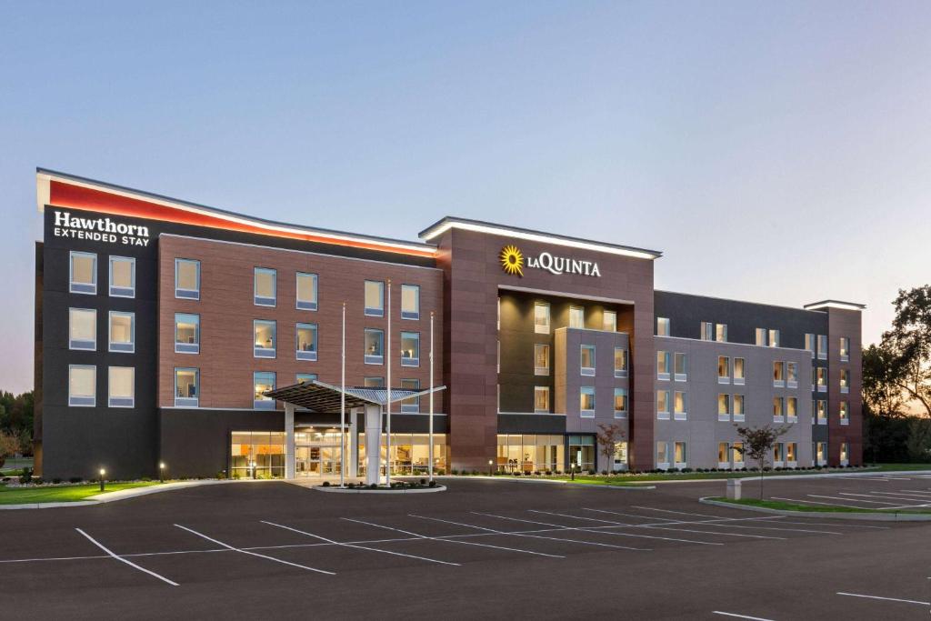 un gran edificio con un estacionamiento delante de él en La Quinta Inn & Suites by Wyndham Mount Laurel Moorestown en Mount Laurel