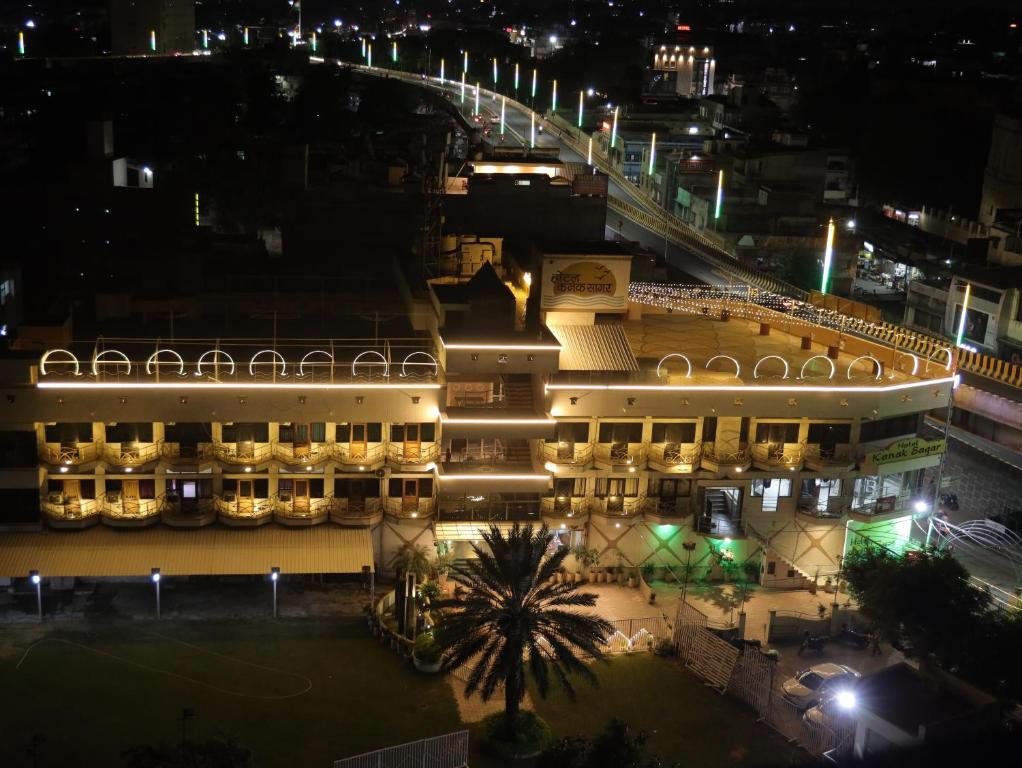 un gran edificio por la noche con una calle en Hotel Kanak Sagar, en Ajmer
