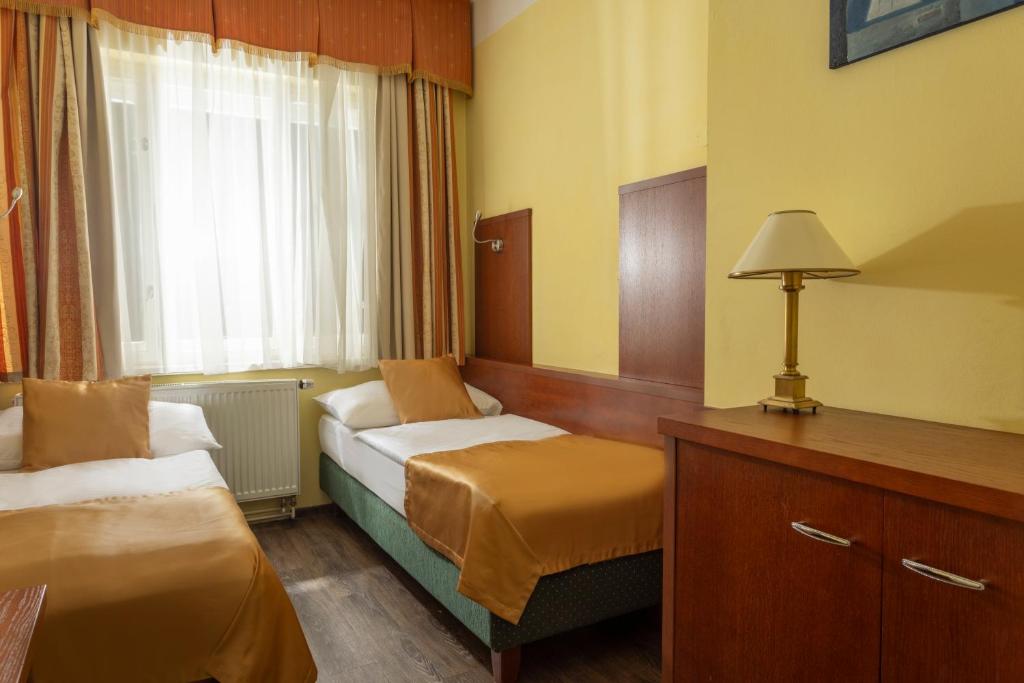 Postel nebo postele na pokoji v ubytování Hotel William