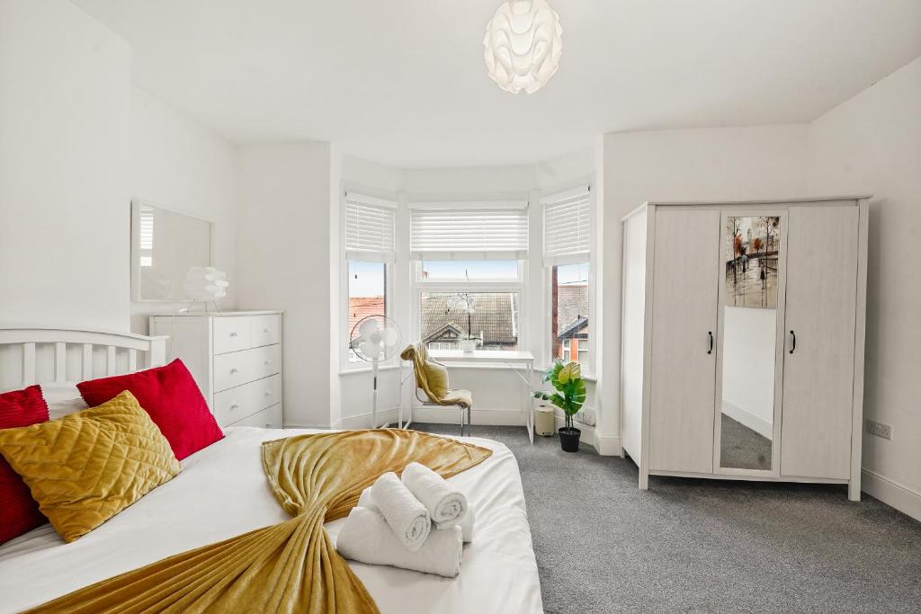 Modern 4BR Victorian Home near Luton Airport, Luton (updated prices 2024)