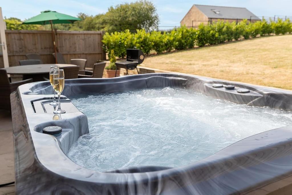 Fotografie z fotogalerie ubytování Mowerina - Dog-Friendly Barn Conversion with a Hot Tub v destinaci Holbeck