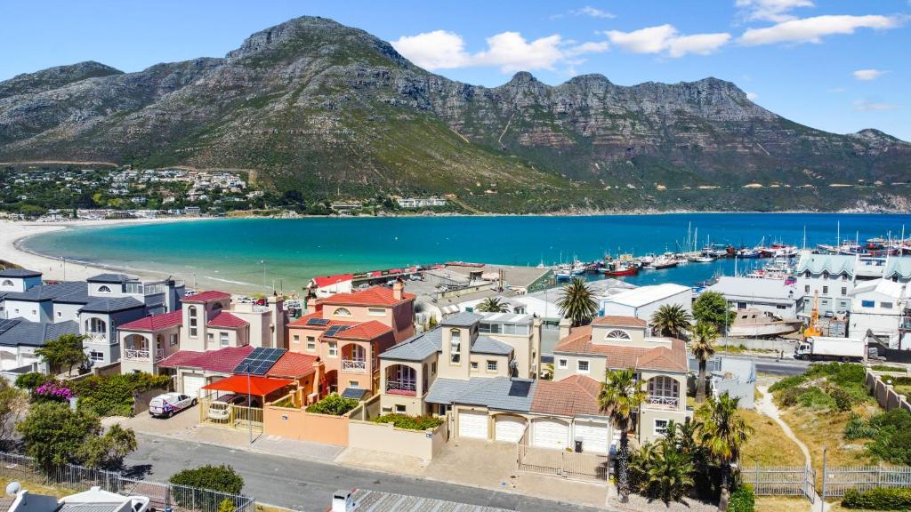 una ciudad con una playa y montañas en el fondo en Seaside Villa - 1 La Mer en Hout Bay