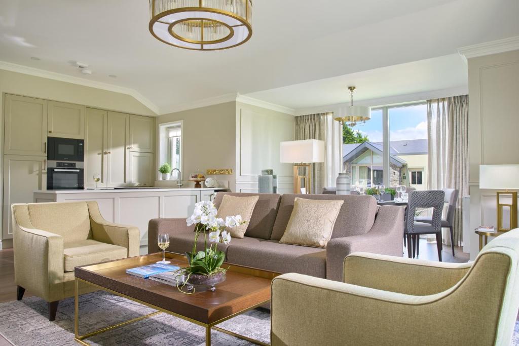 The Lodges at Glenlo Abbey Hotel and Estate في غالواي: غرفة معيشة مع أريكة وطاولة
