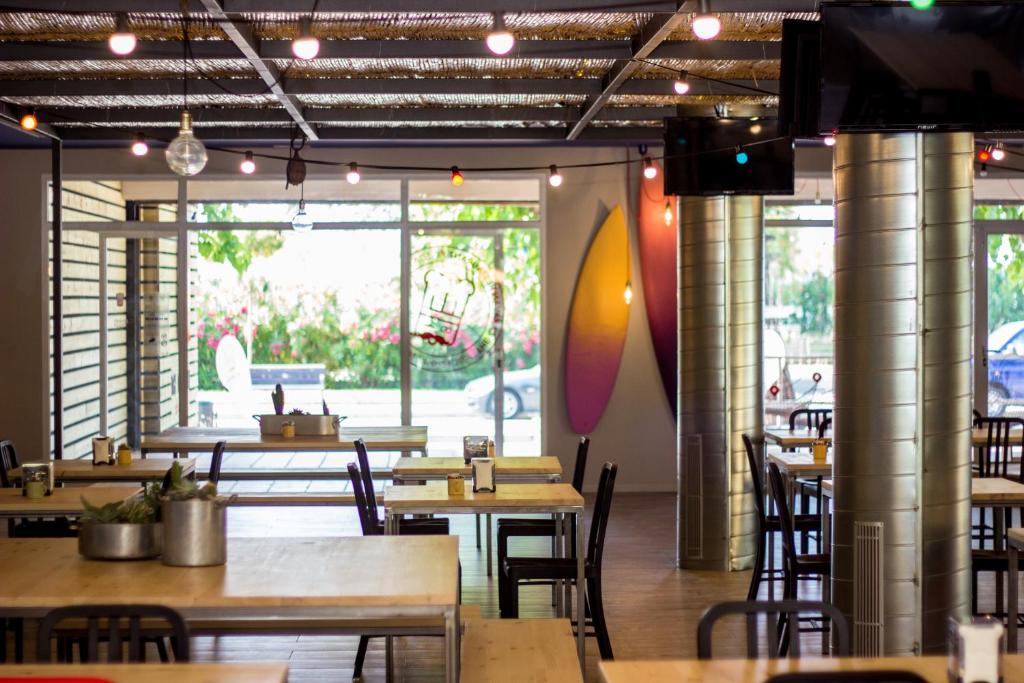 Un restaurante o sitio para comer en Càmping Bellsol