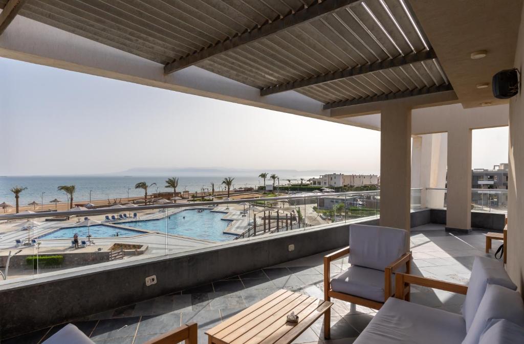 Bazén v ubytování Matarma Beach Residence nebo v jeho okolí