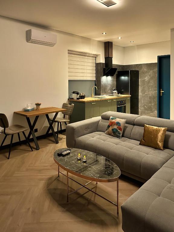 A seating area at Luxe appartement dichtbij centrum