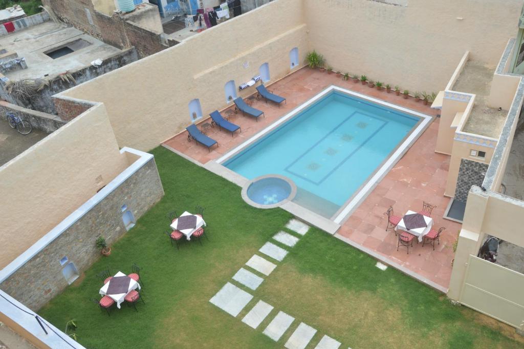 una vista aérea de una piscina con mesas y sillas en Castle Khandela A Heritage Castle, en Khandela