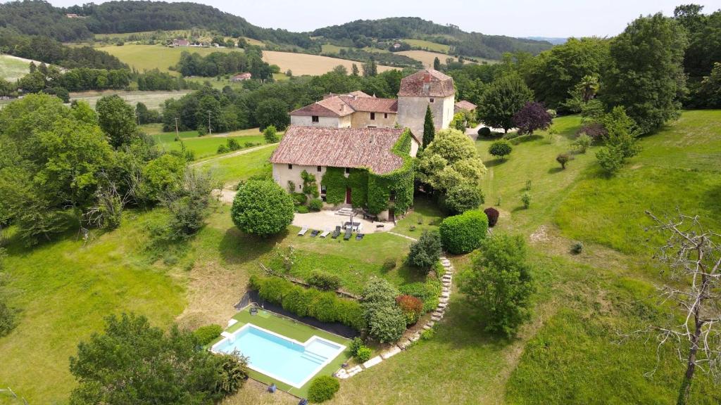 une vue aérienne d'une maison sur une colline dans l'établissement Guest House Château le But proche de Périgueux en Dordogne, à Léguillac-de-Lauche