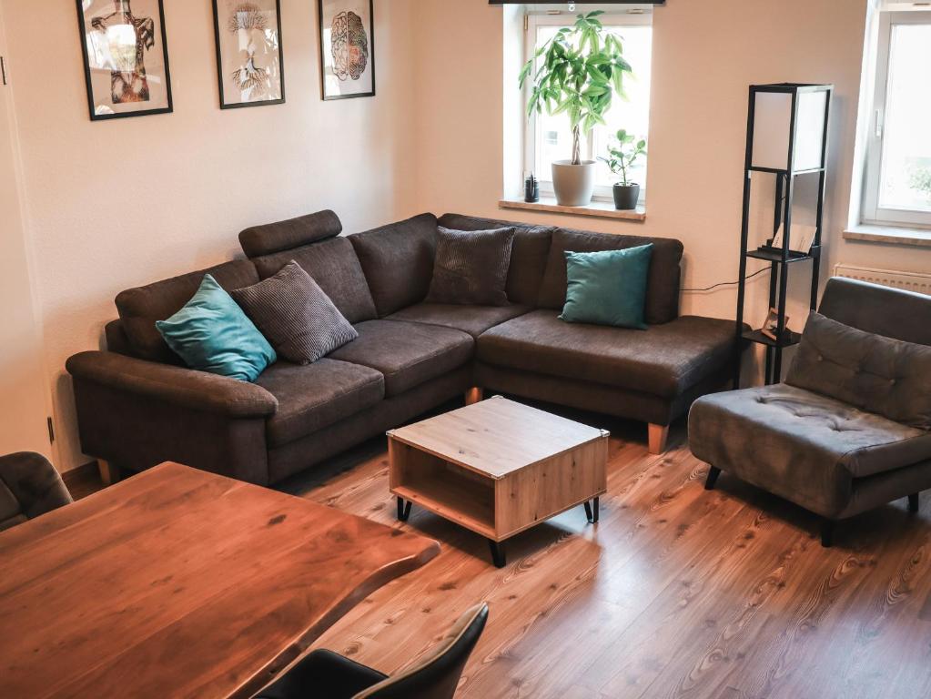 a living room with a couch and a coffee table at Die Praxis - Wohnen als Therapie in Arnstadt