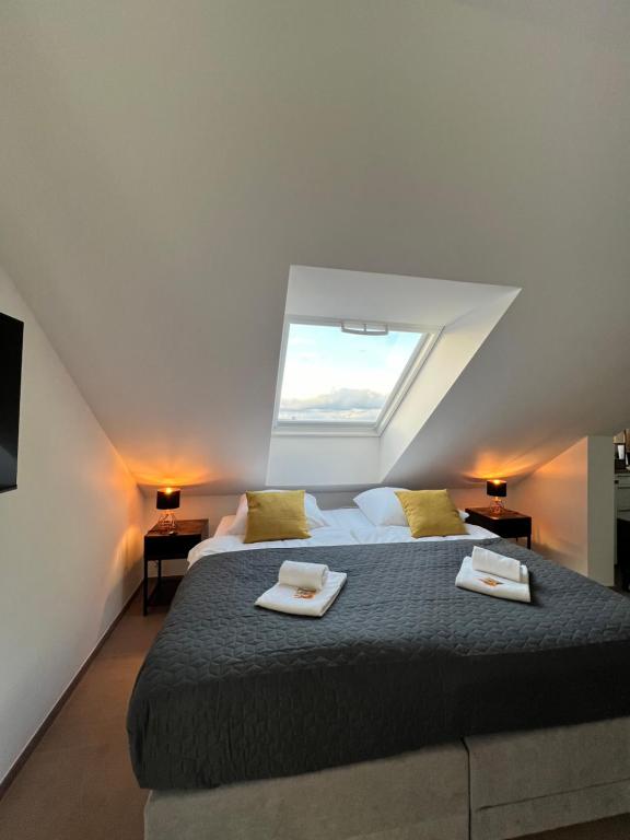 sypialnia z dużym łóżkiem z dwoma ręcznikami w obiekcie BnB Open Apartments Pader-Stars w mieście Paderborn