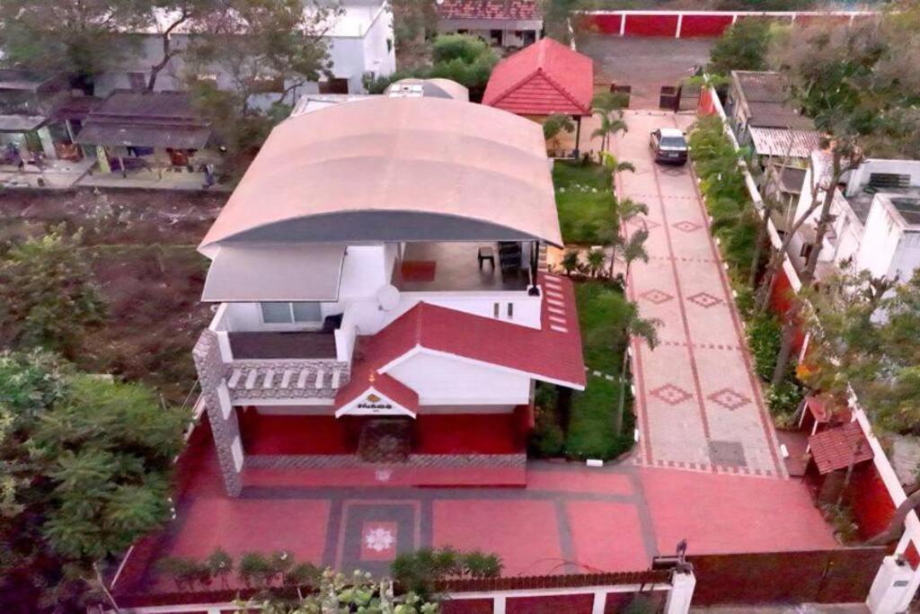 Pohľad z vtáčej perspektívy na ubytovanie Sangavai - The Village House