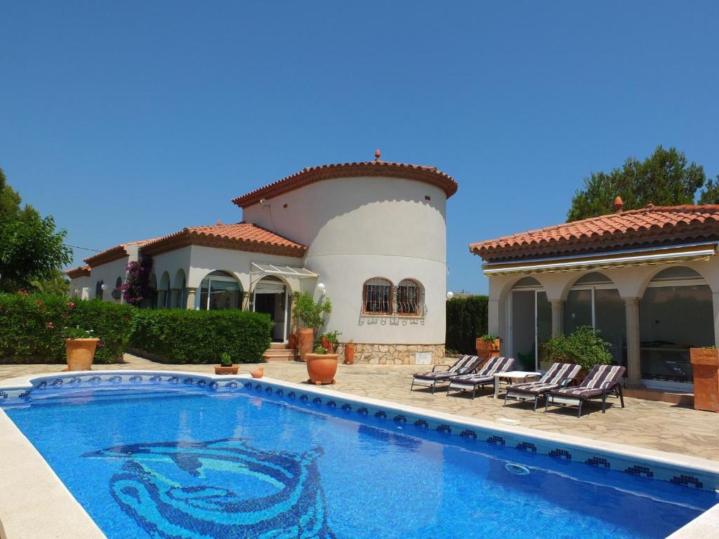 a swimming pool in front of a house at Villa Leonore stunning 2bedroom villa with air-conditioning & private swimming pool in L'Ametlla de Mar
