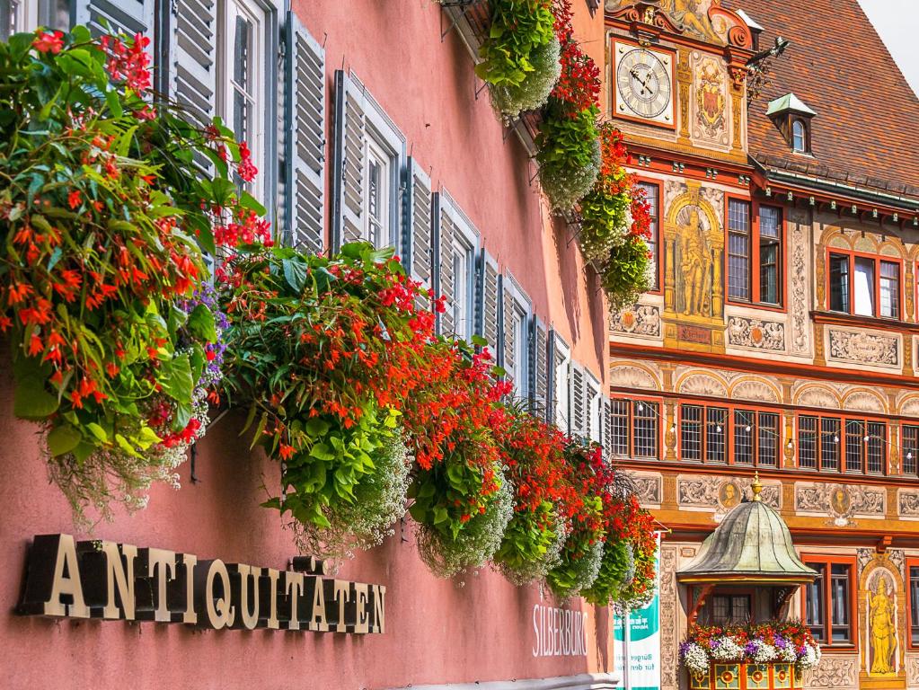 un edificio con muchas flores a su lado en City Apartment Tübingen-Lustnau en Tübingen