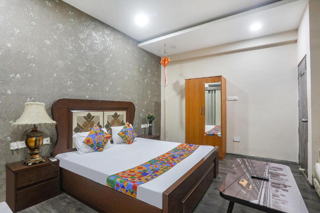1 dormitorio con 1 cama y 1 mesa en FabHotel Classic Stay Inn, en Nagpur