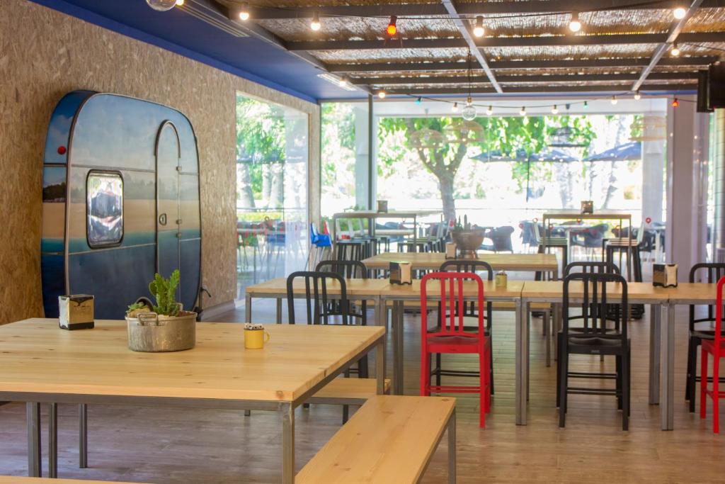 Un restaurante o sitio para comer en Càmping Bellsol