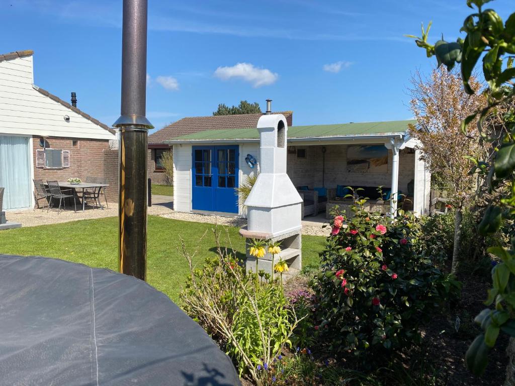 una casa con un monumento en el patio en Buenaventura, en Egmond aan den Hoef