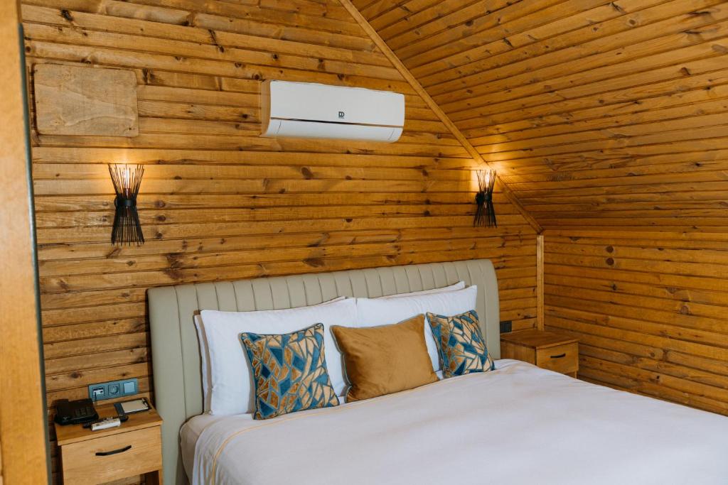 A bed or beds in a room at Doors Urla Hotel & Bungalows