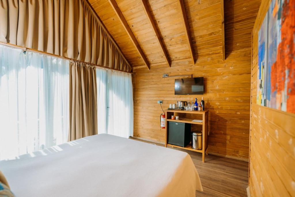 A bed or beds in a room at Doors Urla Hotel & Bungalows