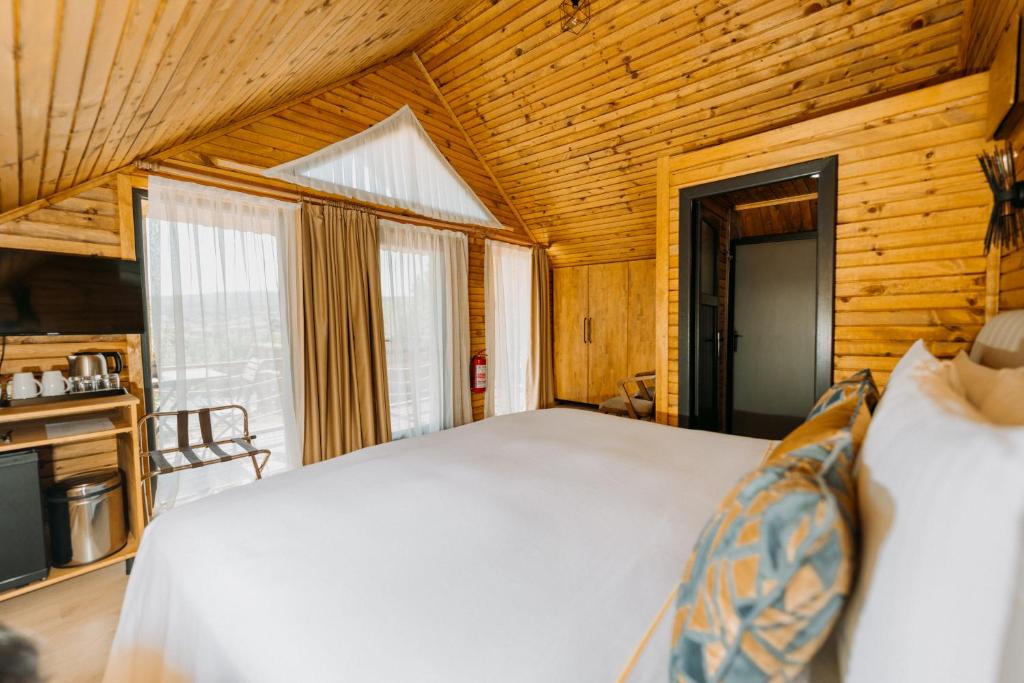A bed or beds in a room at Doors Urla Hotel & Bungalows
