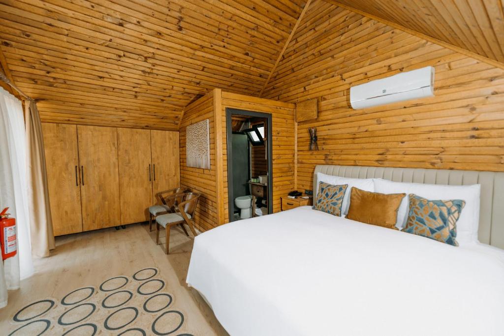 A bed or beds in a room at Doors Urla Hotel & Bungalows
