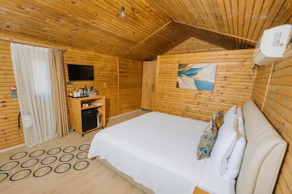 A bed or beds in a room at Doors Urla Hotel & Bungalows