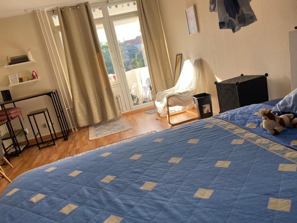 ein Schlafzimmer mit einem blauen Bett mit einem Teddybär darauf in der Unterkunft 68 in Berlin