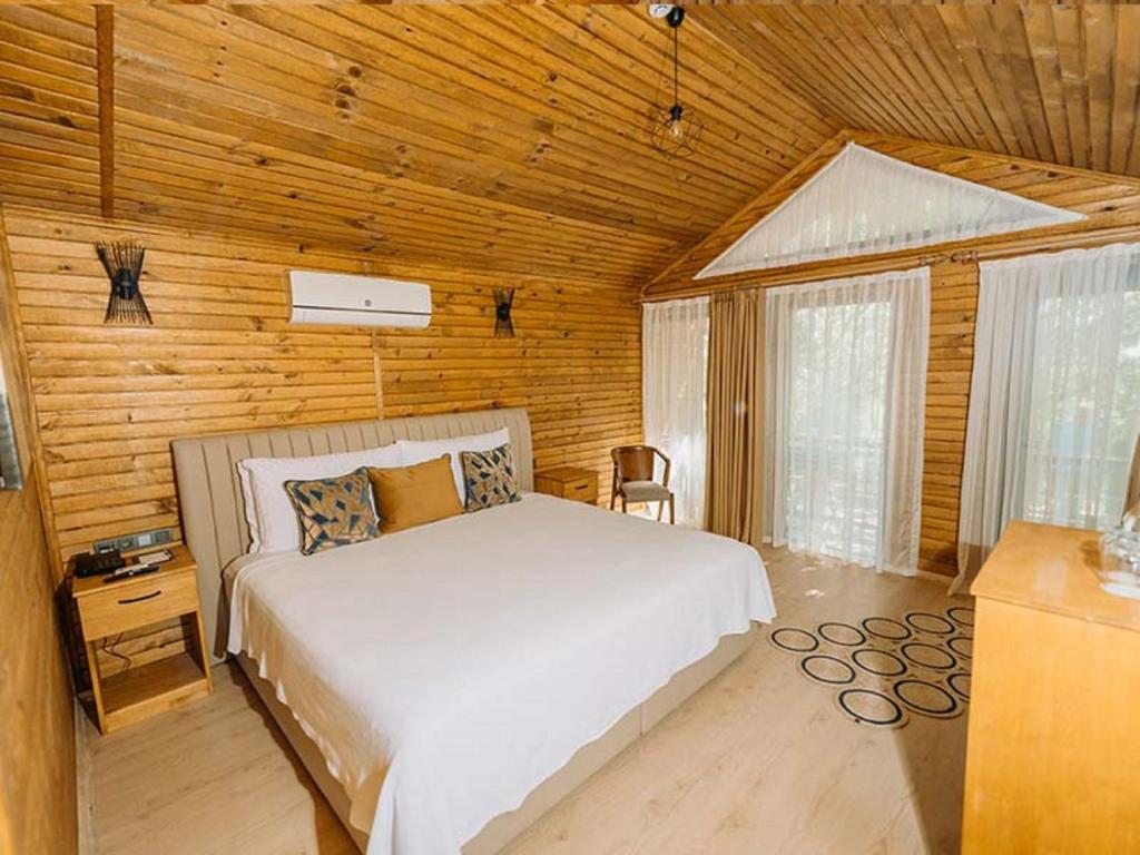 A bed or beds in a room at Doors Urla Hotel & Bungalows