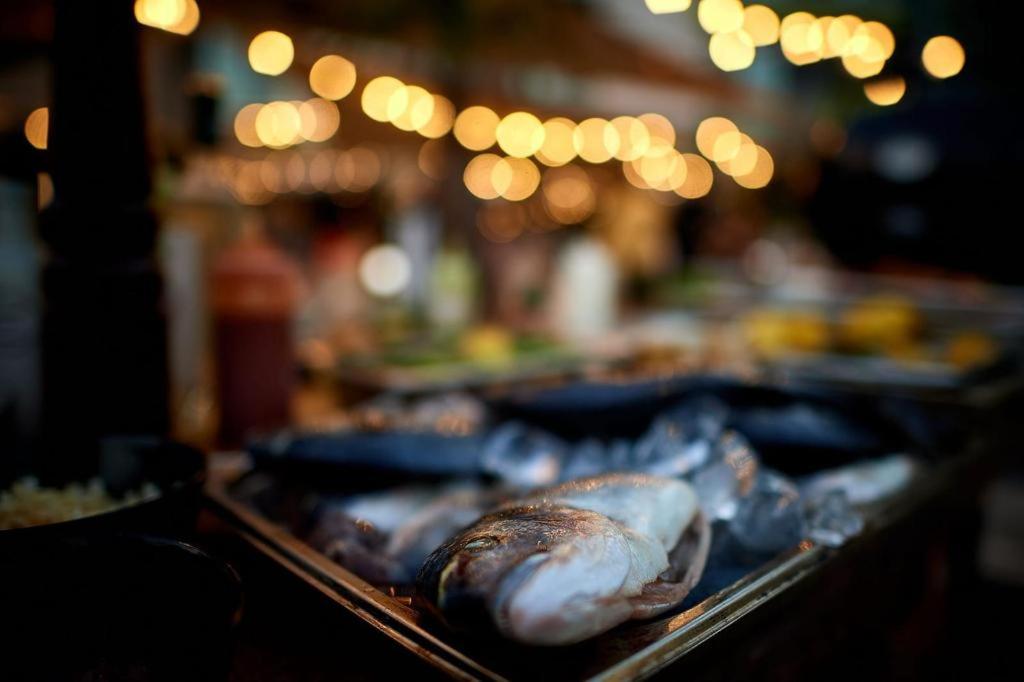 Un buffet con platos de comida en una mesa. en Apartamente Miramare by Alz, en Mamaia Nord – Năvodari