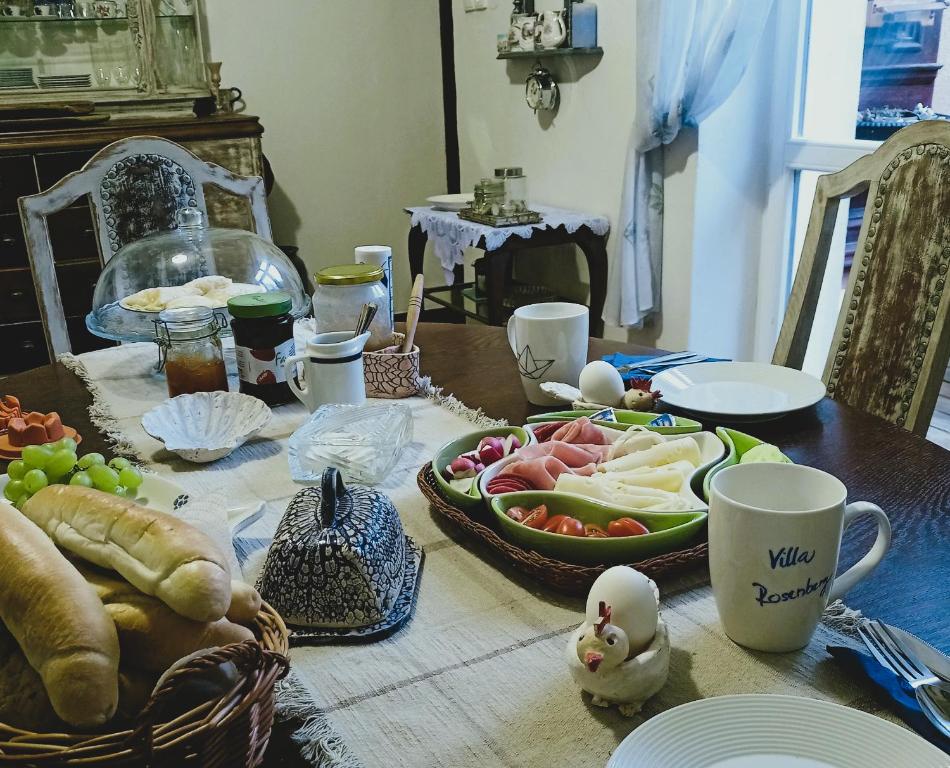 uma mesa coberta com uma mesa com comida em Villa Rosenberg em Mariánské Lázně