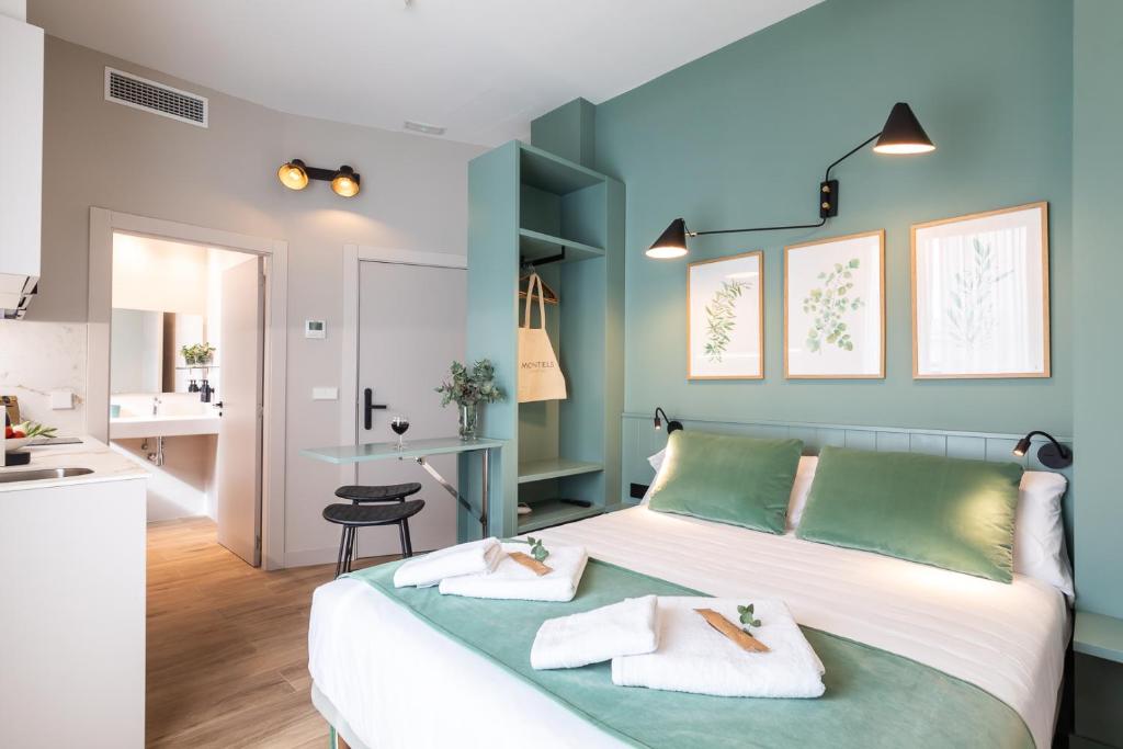 ein Schlafzimmer mit einem Bett mit zwei Handtüchern darauf in der Unterkunft Moontels Mercado de Ruzafa in Valencia