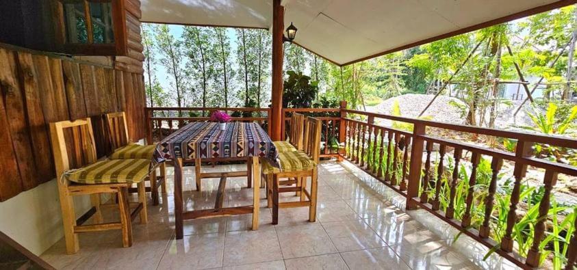 Balkón nebo terasa v ubytování HomDoiIntr Farmstay ฮ่อมดอยอินทร์ ฟาร์มสเตย์