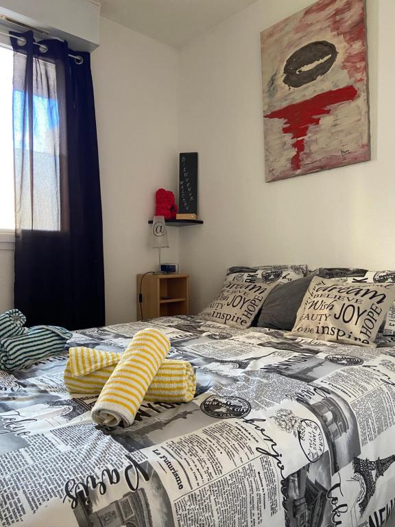 uma cama com duas almofadas num quarto em TheOne Appartement avec garage attenant, entre Montpellier et Sète, près des plages em Villeneuve-lès-Maguelonne