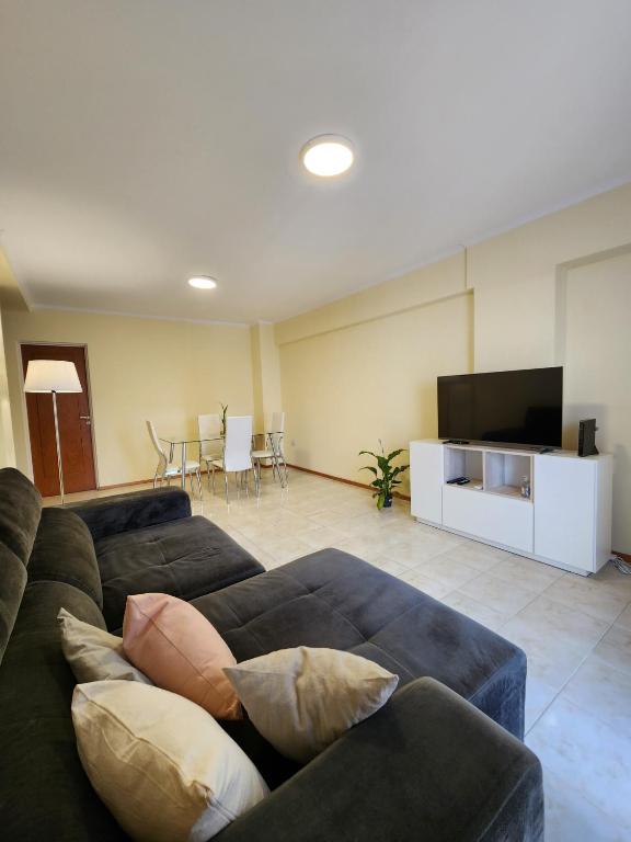 un soggiorno con divano e TV a schermo piatto di Obispo Oro 451 - Nueva Córdoba a Córdoba
