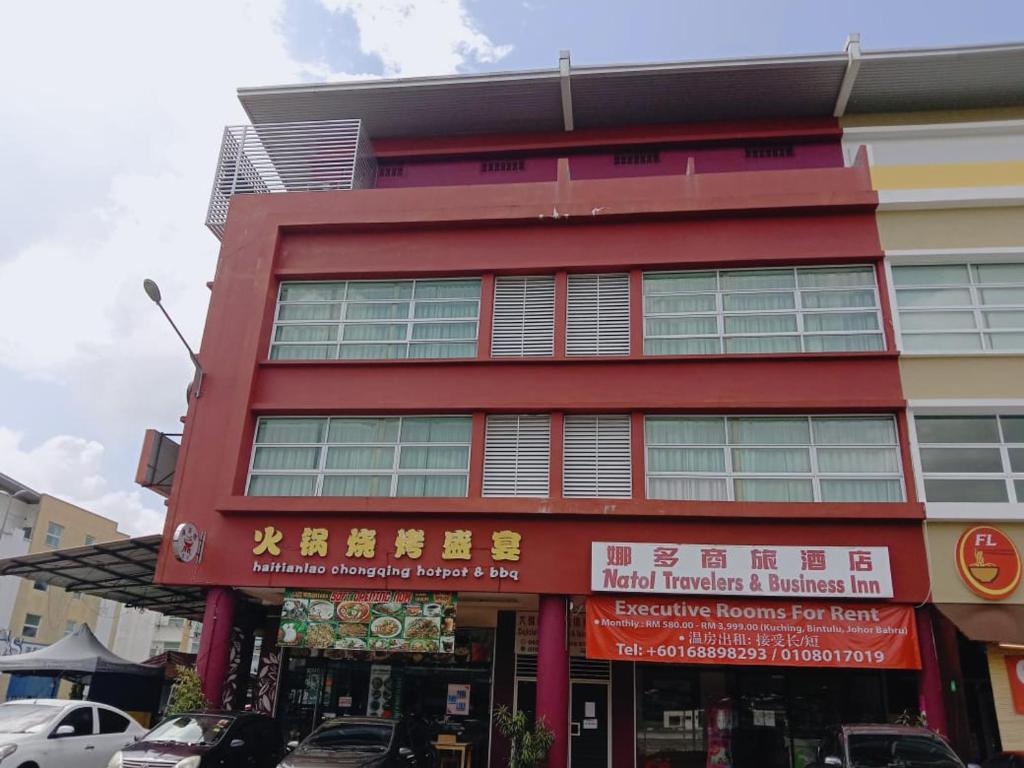 un edificio rojo con escritura china en él en Gateway To Kota Samarahan education hub Sama Jaya ind centre classic 30BR by Natol Traveller & Business Inn, en Kuching