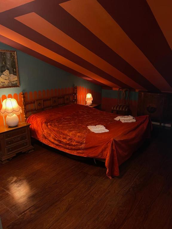 The Spot : غرفة نوم بسرير احمر كبير في غرفة