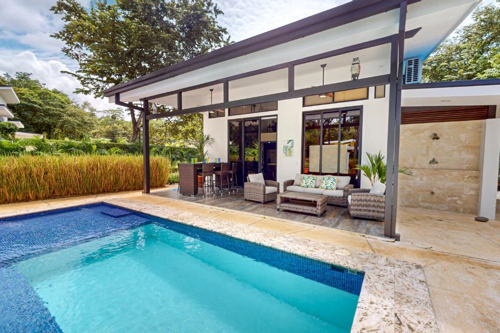 una piscina frente a una casa en Studio 54, en Brasilito