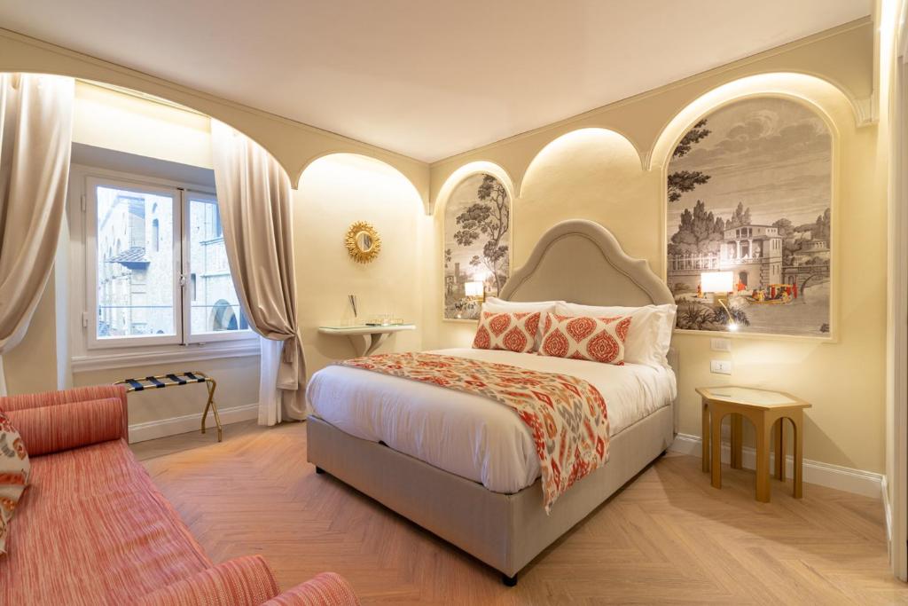 una camera con letto king-size e soffitti a volta di La Dimora del Mercante a Firenze