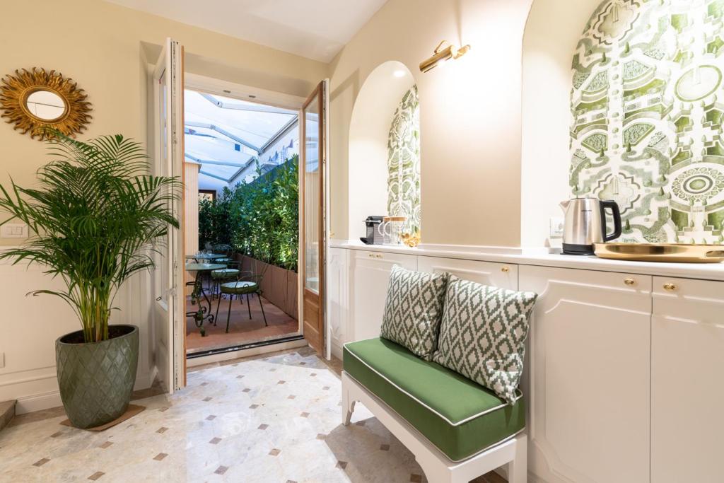 a kitchen with a bench and a table with a plant at La Dimora del Mercante in Florence