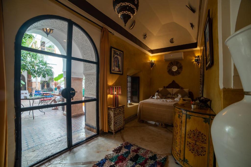 Postel nebo postele na pokoji v ubytování Riad Le Jardin de Lea, Suites & Spa