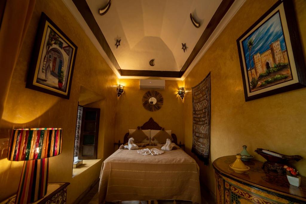 Postel nebo postele na pokoji v ubytování Riad Le Jardin de Lea, Suites & Spa