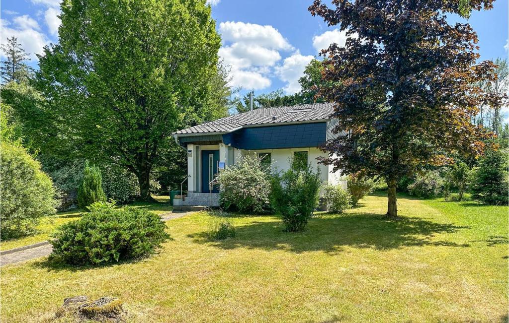 una pequeña casa azul y blanca en un patio en 2 Bedroom Stunning Home In Lichtenberg en Lichtenberg