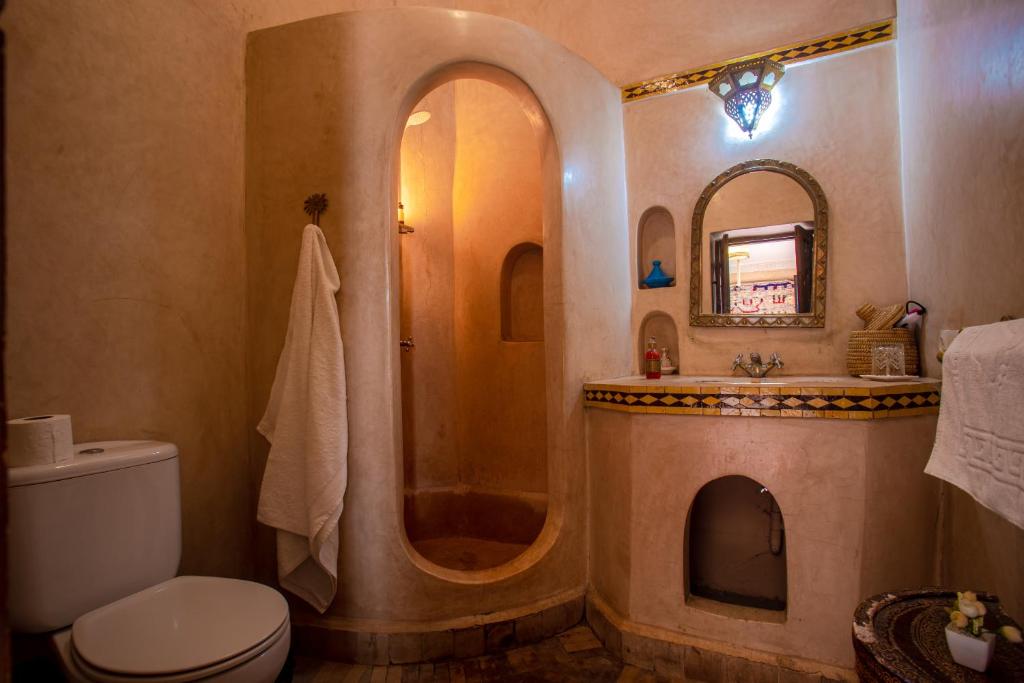 Koupelna v ubytování Riad Le Jardin de Lea, Suites & Spa