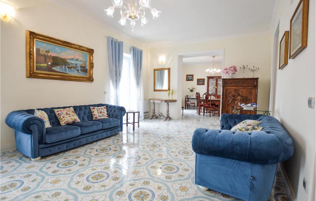una sala de estar con 2 sofás azules y una mesa. en Cozy Home In Giungano With Wi-fi, en Giungano