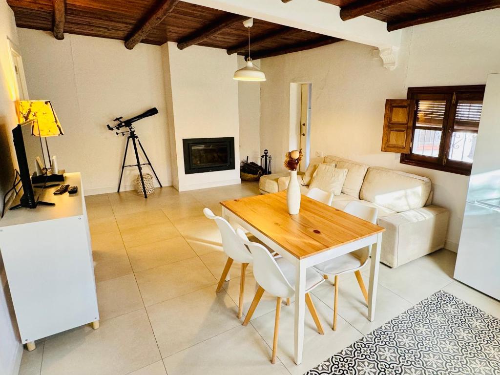 a living room with a table and a couch at Casa Papiqui in Fuenteheridos