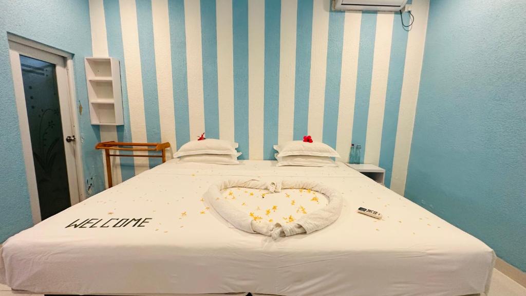 Postel nebo postele na pokoji v ubytování Midsummer Thulusdhoo