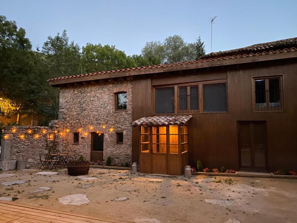 uma casa de pedra com luzes à frente em Turisme Rural Ca l'Axai casa 2 em Pi