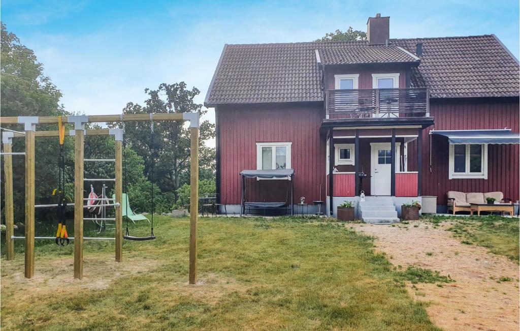 VimmerbyにあるNice Home In Vimmerby With 4 Bedrooms And Saunaの赤い家